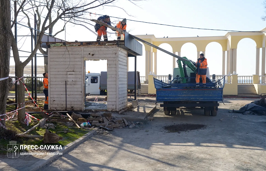 В Евпатории продолжается демонтаж незаконных торговых объектов 